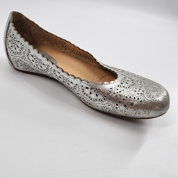 Women's 8 B Earthies Bindi Silver Leather Ballet Flat Shoes Loafer Perforated - Picture 4 of 13